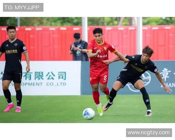 《足球俱乐部的崛起与挑战：从管理到球员的全方位解析》