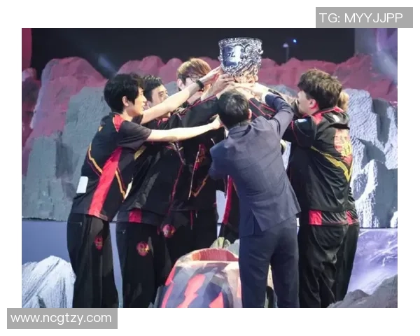 全球总决赛上演巅峰对决新王登基引爆电竞圈热议 全球总决赛上演巅峰对决新王登基引爆电竞圈热议