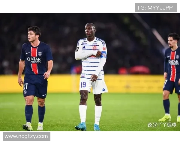 巴黎圣日耳曼对阵马赛：法甲巅峰对决，两队火力全开，谁能笑到最后